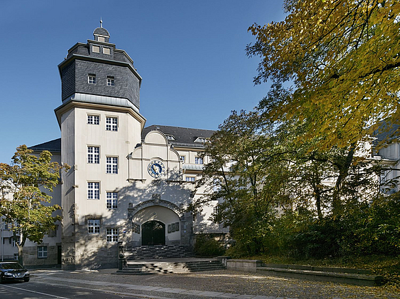 Historisches Schulgebäude im Grünen