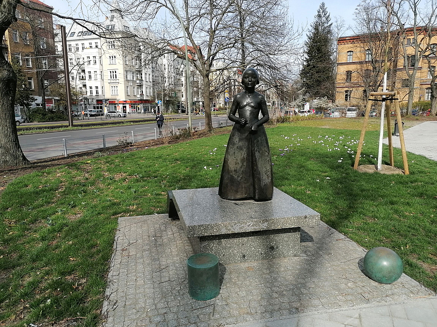Metallskulptur Mädchen mit Ball und Würfel auf Steinsockel