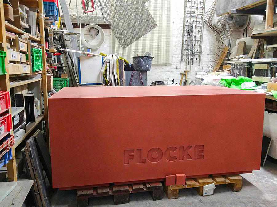 Roter Quader mit Aufschrift "Flocke" in Werkstatt
