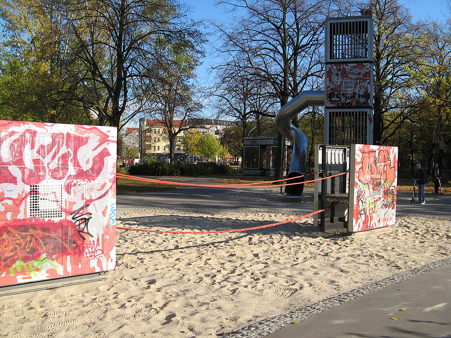 Spielplatz auf Sand mit Geräten aus Stahl und Seilen, Rutschenturm, Doppelseil zum Balancieren