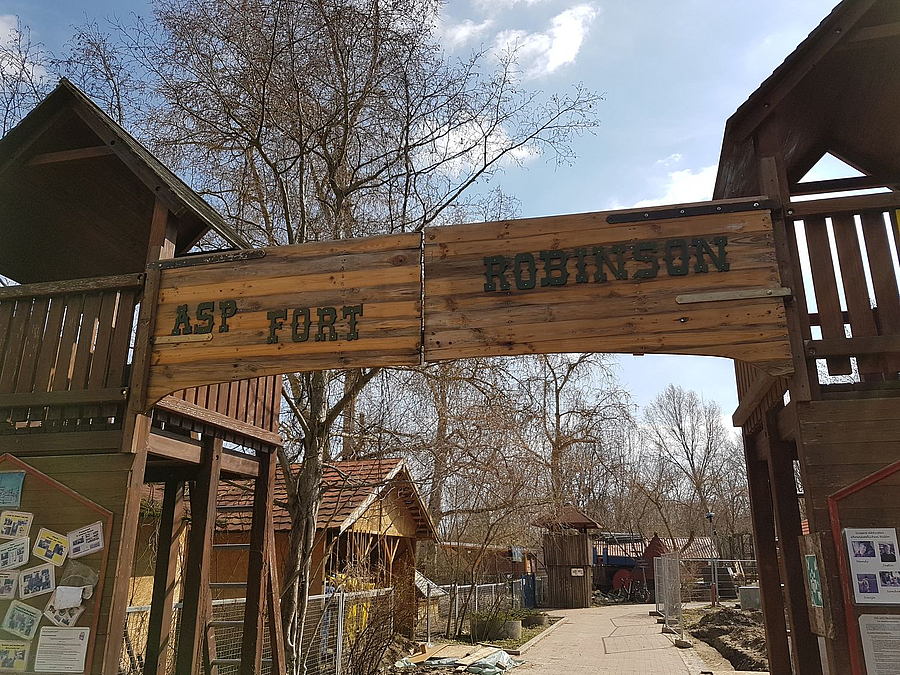 Zwei Holztürme als Tor verbunden durch Schild mit Aufschrift ASP Fort Robinson