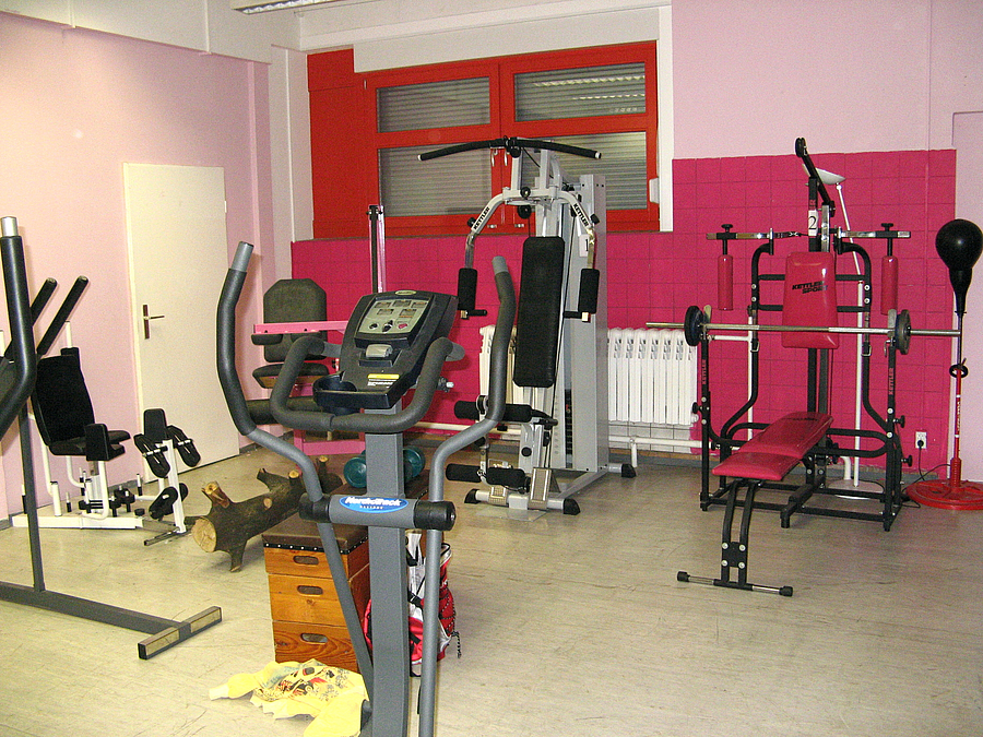 Fitnessraum mit Trainingsgeräten
