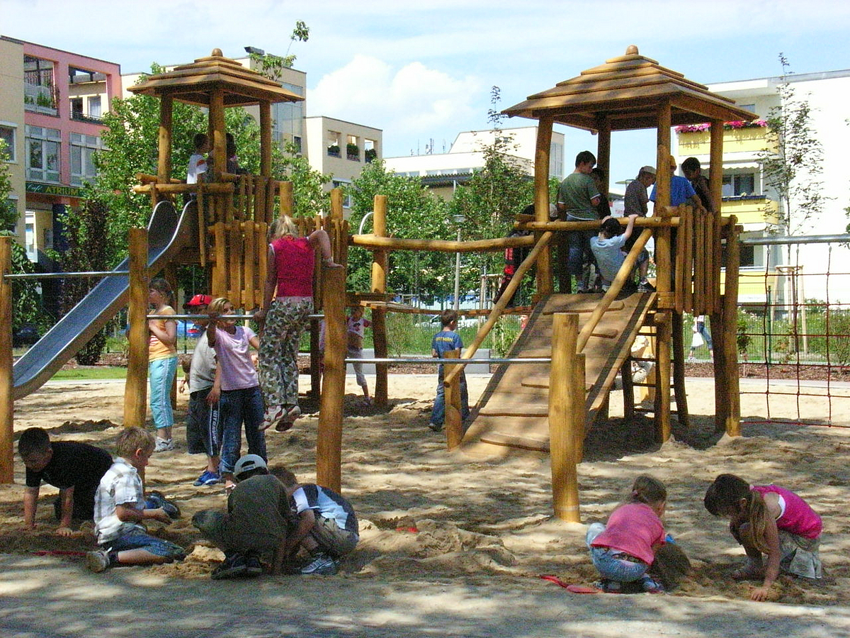 Kinder auf dem neuen Spielplatz