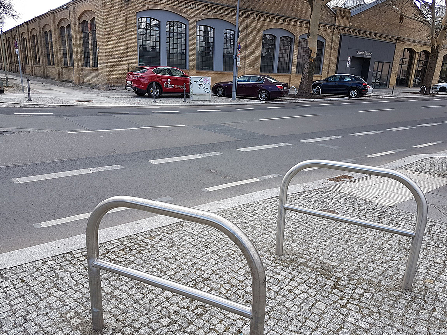 Fahrradbügel, breite Straße, gegenüber ehemaliges Straßenbahndepot