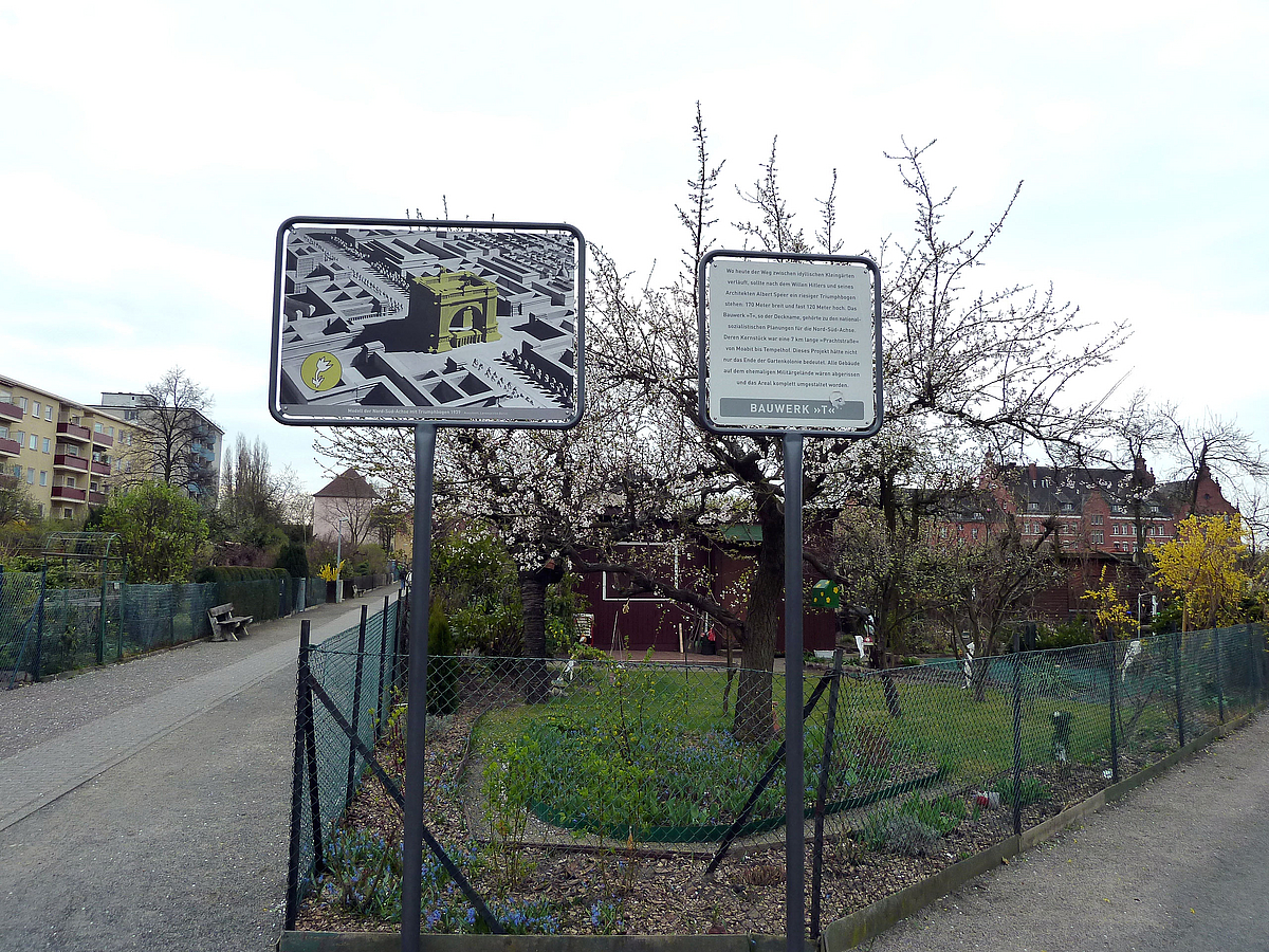 Zwei Tafeln mit Perspektive und Text vor Kleingarten