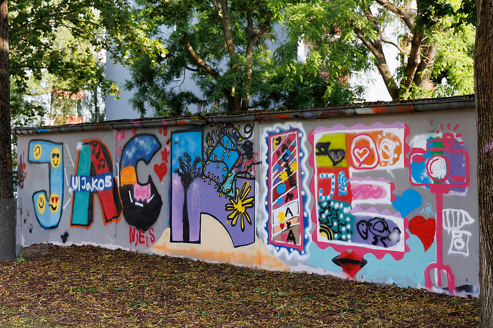 Mauer mit Graffiti-Schriftzug "Jackie"