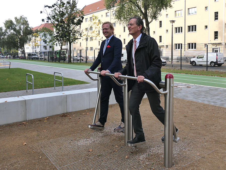 Senator Christian Gaebler und Bezirksstadtrat Kevon Hönicke testen gemeinsam den Stepper