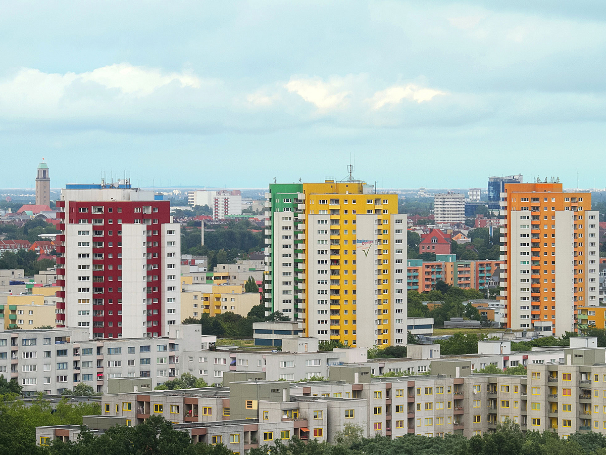 Vogelperspektive auf Siedlung mit drei Hochhäusern