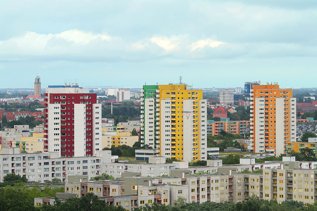 Vogelperspektive auf Siedlung mit drei Hochhäusern