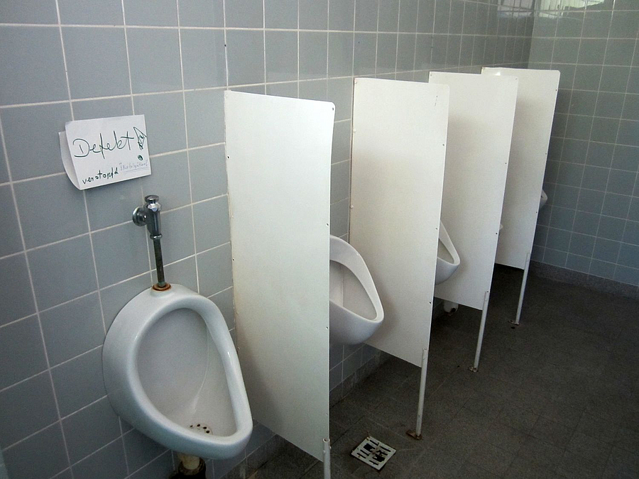 Urinale mit Schild "defekt"