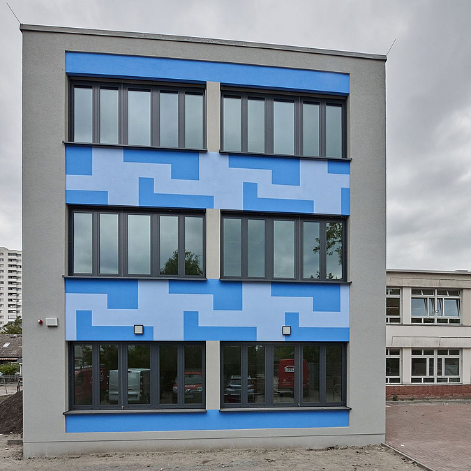 Dreigeschossige Giebelwand mit 6 symmetrisch angeordneten, fünffach unterteilten Fenstern, Blau-hellblau gerastertes Muster oben und unten an den Fenstern