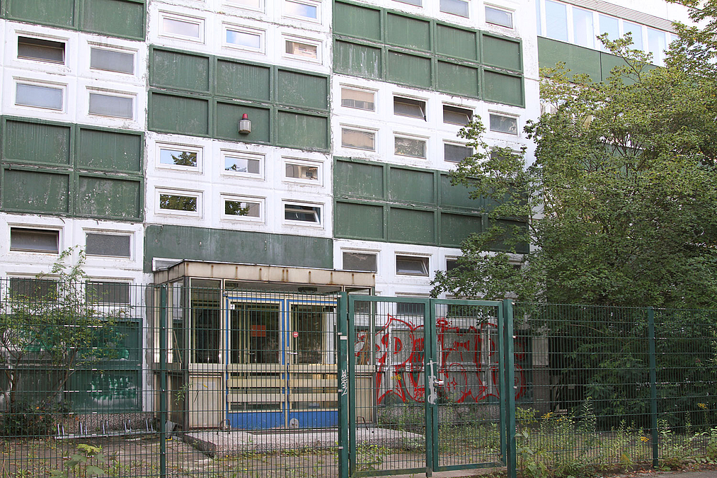 Eingang Schulgebäude mit verwahrlostem Vorplatz
