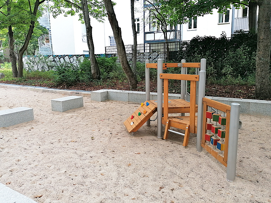 Sandspielfläche mit Kleinkindkletter- und Spielgerät aus Holz