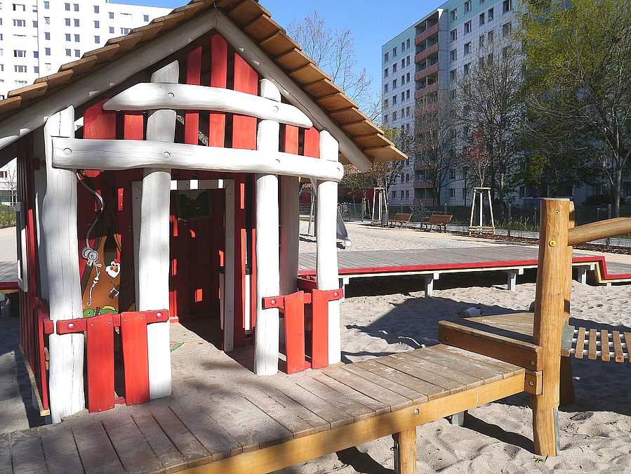 Spielhaus aus Holz in Rot und Weiß