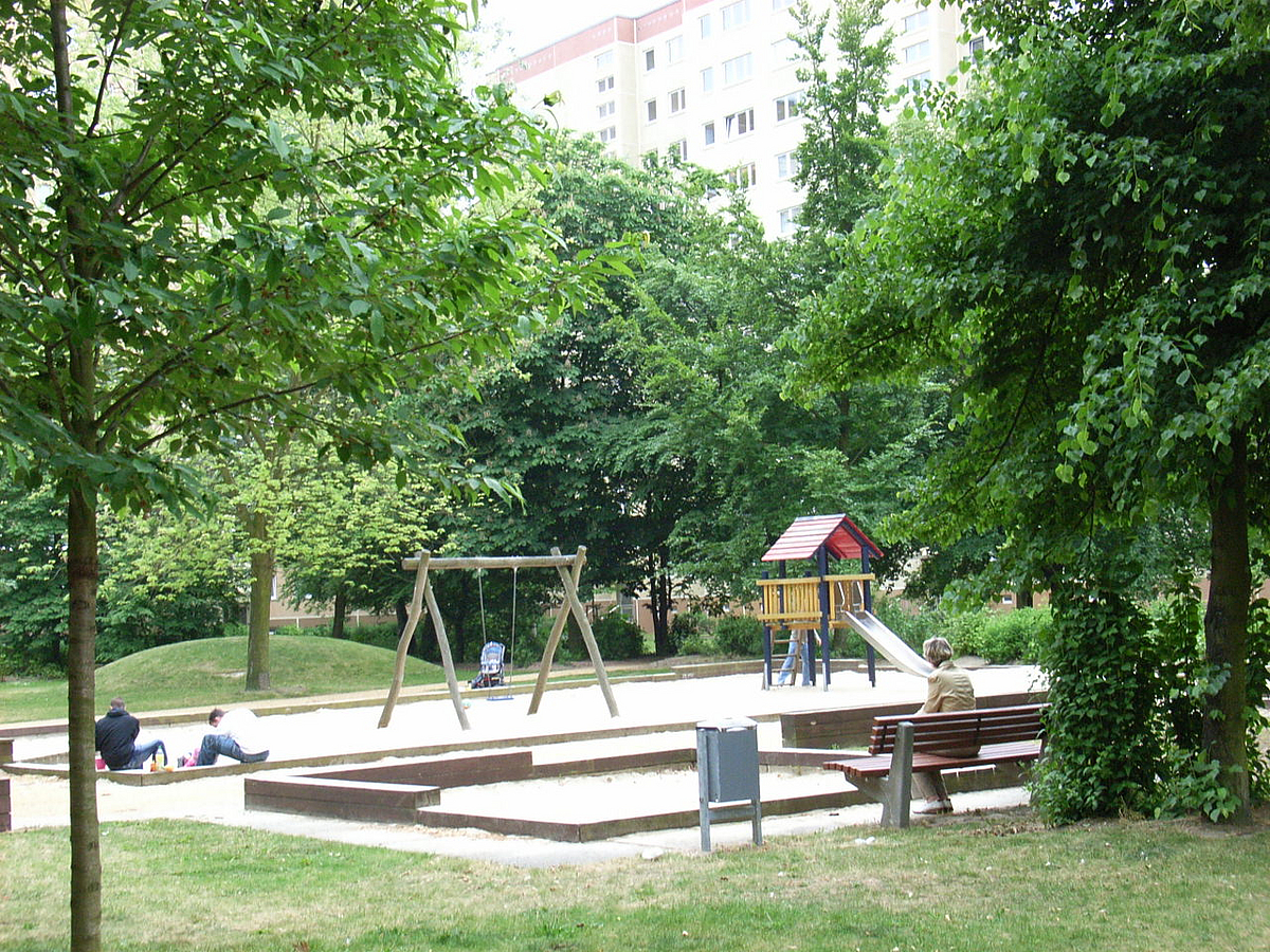 Grüner Hof mit Spielplatz