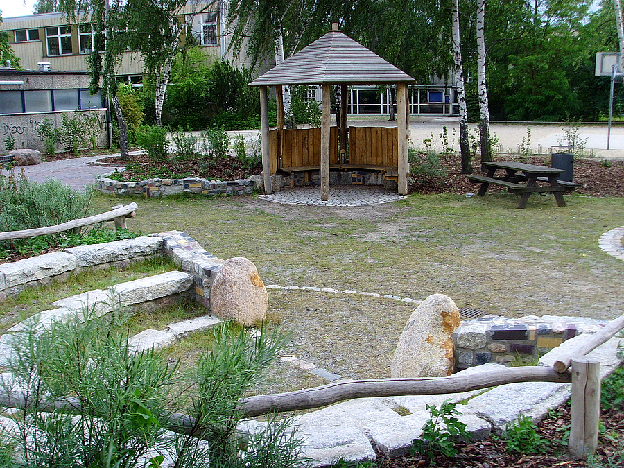 Pavillon aus Holz, Amphitheater, Mosaikmäuerchen, durchlässiger Boden