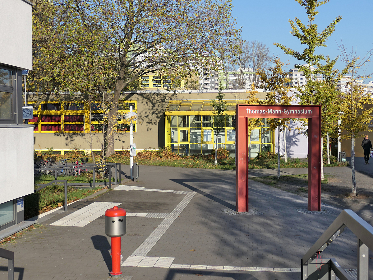 Platz mit Blinden-Leitstreifen und rotem Rahmen als symbolischem Tor zur Thomas-Mann-Schule
