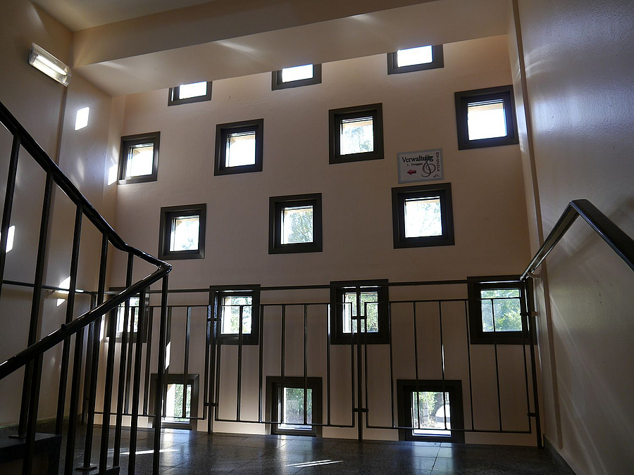 Treppenhaus mit kleinen, rasterförmig angeordneten Fenstern