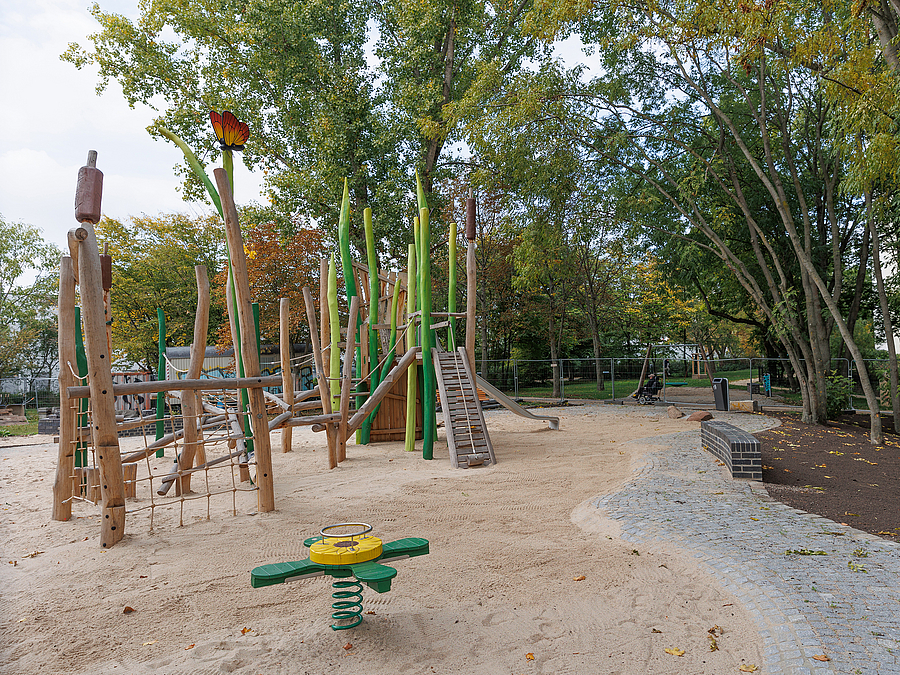 Spielplatz im Grünen mit Hol-Kletter-Parcours und Federwipptier für vier Kinder