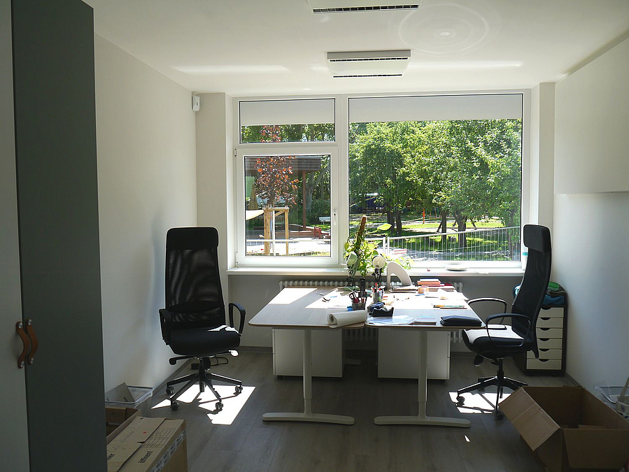 Büro mit 2 Arbeitsplätzen gegenüber und großem Fenster ins Grüne