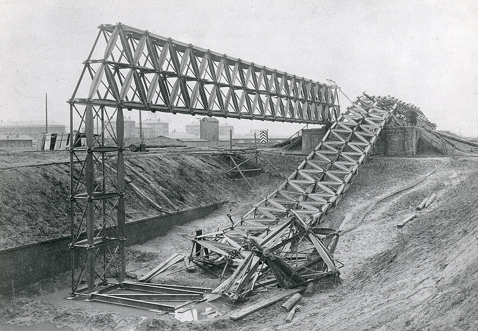 Historisches Foto, eingestürzte Stahlbrücke über Baustelle