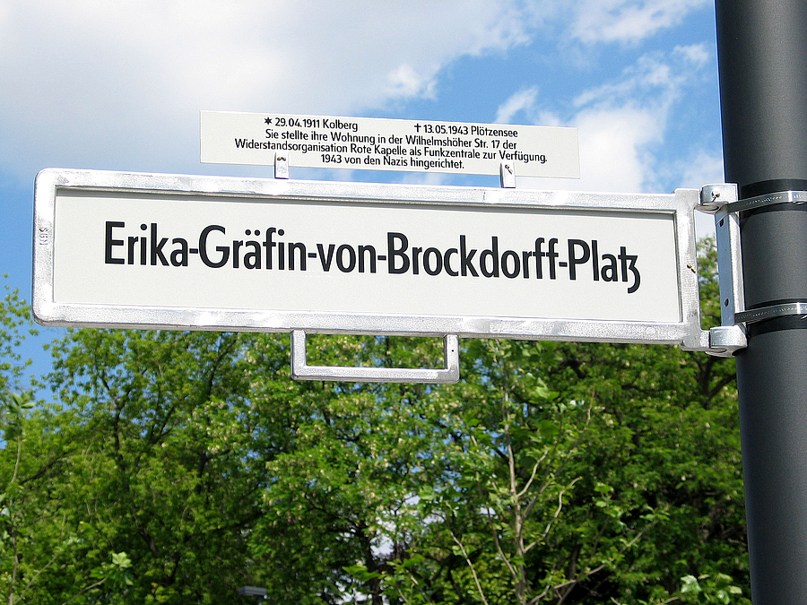 Straßenschild "Erika Gräfin von Brockdorf-Platz" mit Lebensdaten
