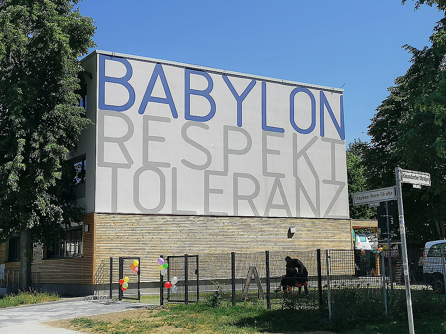 Giebelwand mit großem Schriftzug "Babylon Respekt Toleranz"