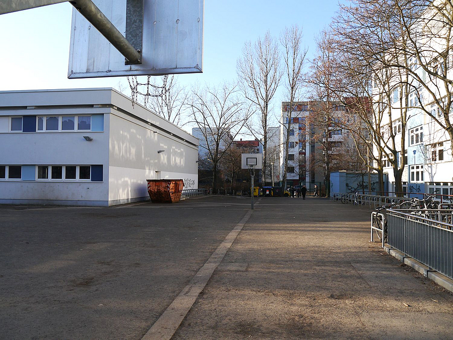 Winterlicher Schulhof mit Turnhalle