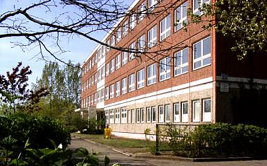Schulgebäude in Plattenbauweise, Klinkeroptik