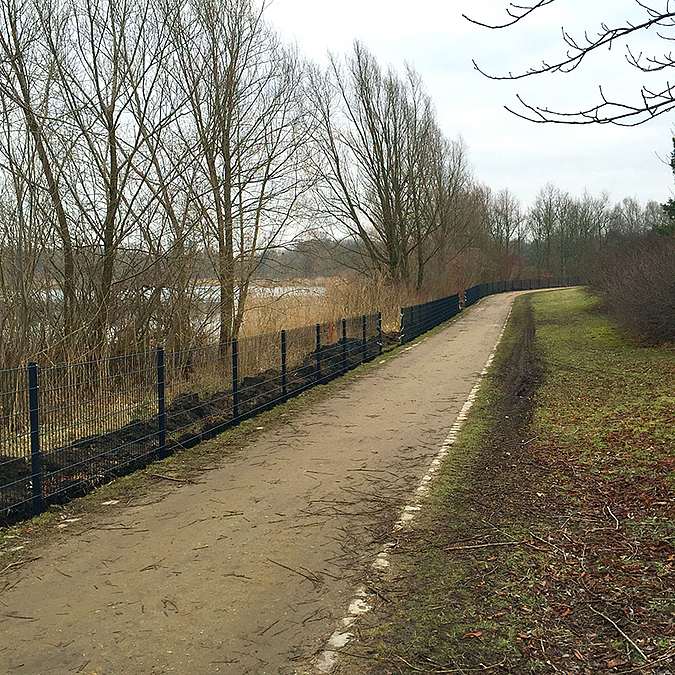 Rund um den Spektesee wurde ein 1,2 m hoher Zaun errichtet, der den Zugang zum Uferbereich außerhalb der Liegewiese erschweren soll.