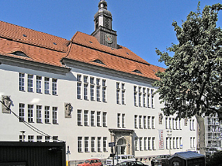 Altes, saniertes Schulgebäude mit Dachreiter