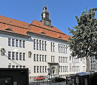 Altes, saniertes Schulgebäude mit Dachreiter