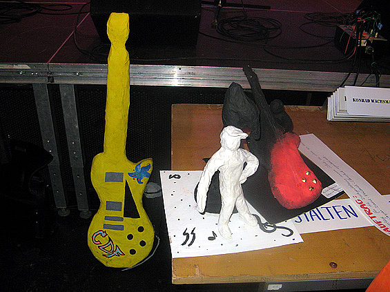 Kleines Modell mit gelber Gitarre und Gitarrist