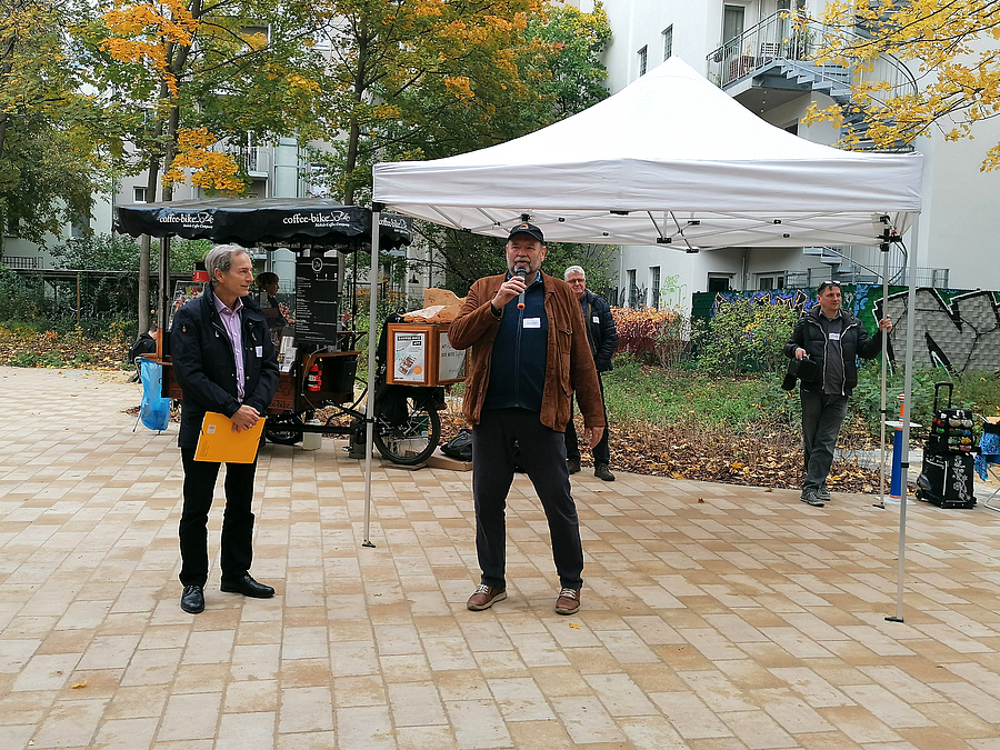 Vollrad Kuhn und Klaus Lemnitz sprechen auf dem Platz