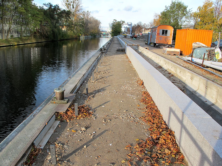 Baustelle an Kanal