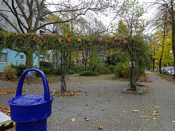 Platzfläche mit Pergola im Herbst, Trinkwasserspender