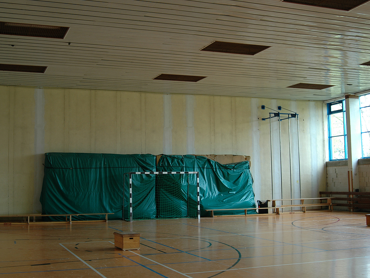 Innenansicht der Sporthalle mit abgehängter Decke