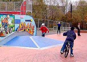 Skateanlage, Kinder mit Rahrrad