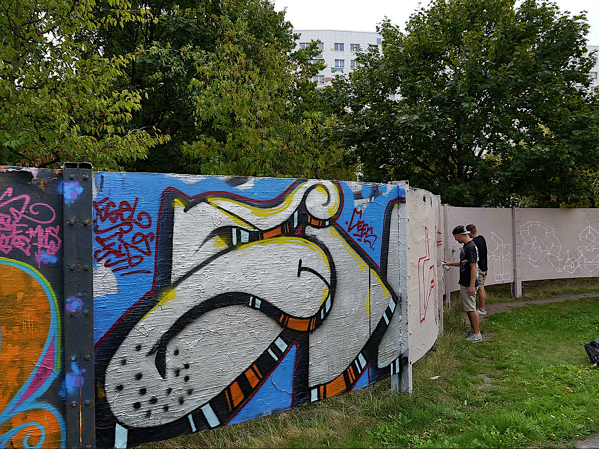 Graffitiwand im Grünen, 2 Sprayer, Bilder und Skizzen