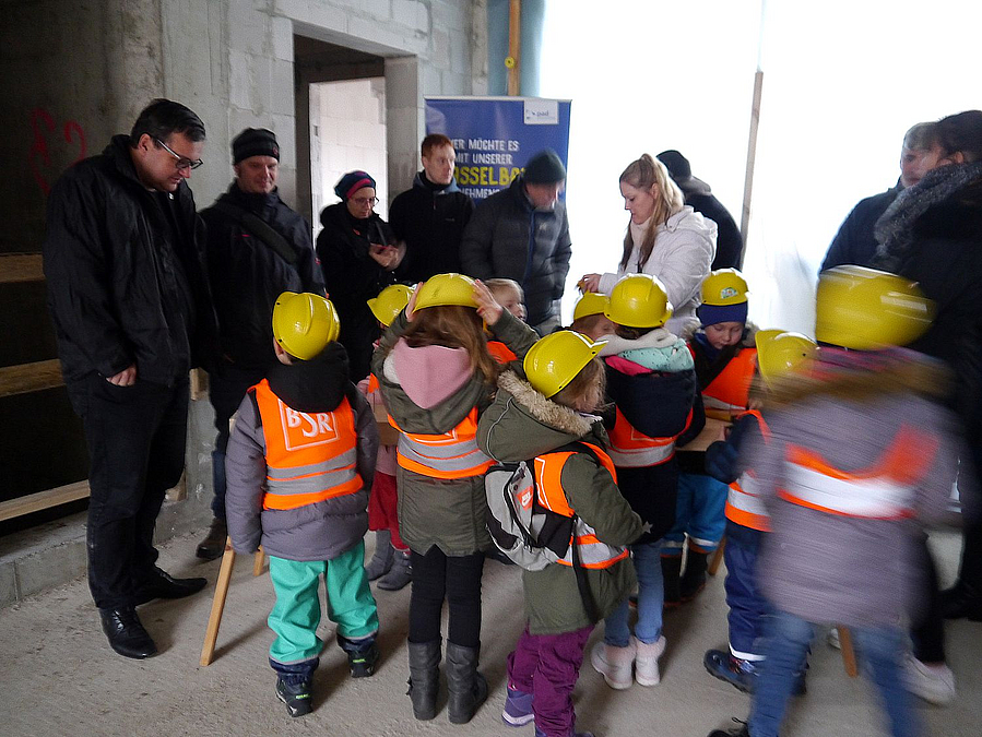Kinder mit geben Helmen von hinten, Bürgermeister Michael Grunst