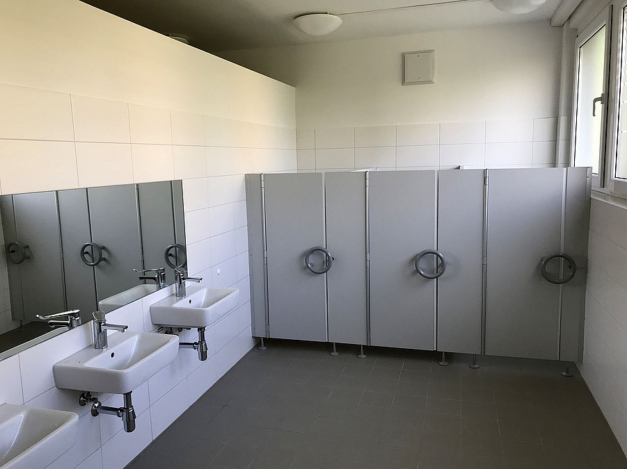 Waschraum in Grau mit Toiletten