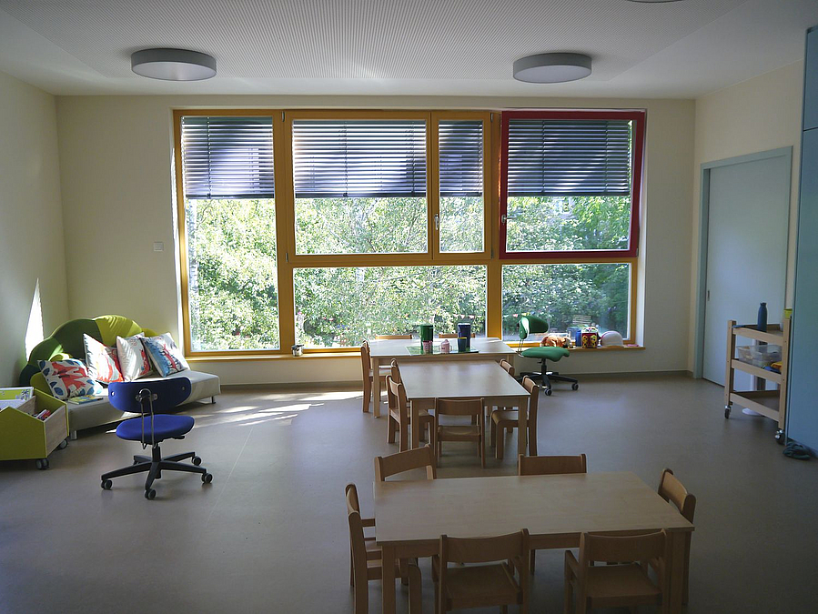 Gruppenraum mit großem Fenster