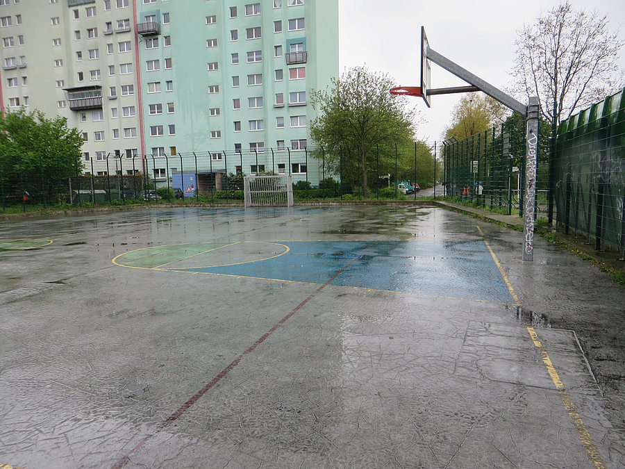 Basketballanlage auf Asphalt