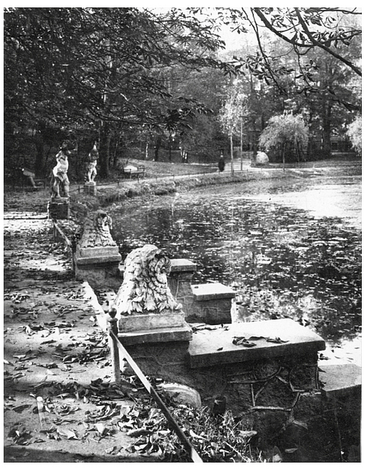 Schwarz-weiss Foto Teich mit gemauerter Einfassung und Löwenfiguren