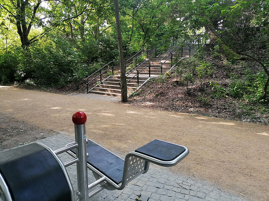 Fitnessgerät mit Sitz im Anschnitt, Weg, Treppe