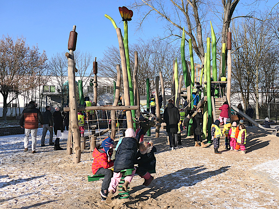 Kinder auf Spielplatz im Winter