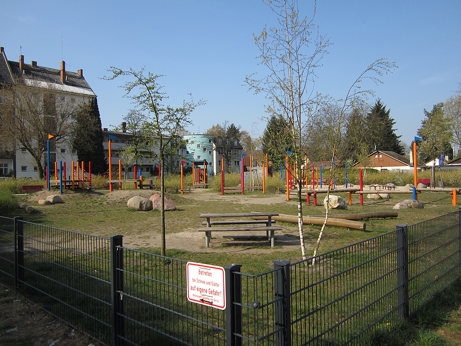Spielplatz mit jungen Bäumen, Plattformen und Balancierparcours
