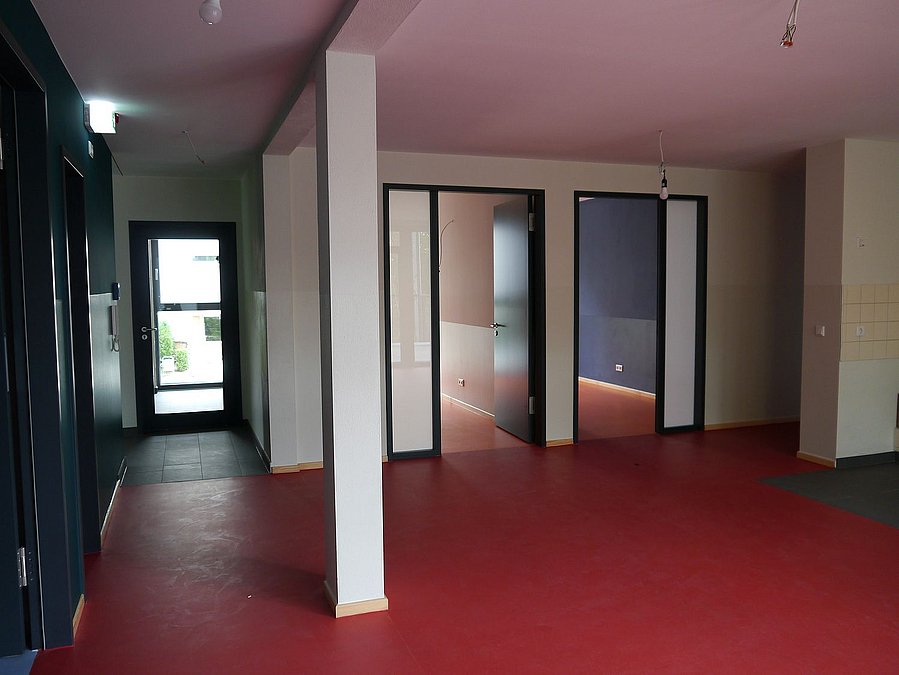 Räume mit rotem Boden