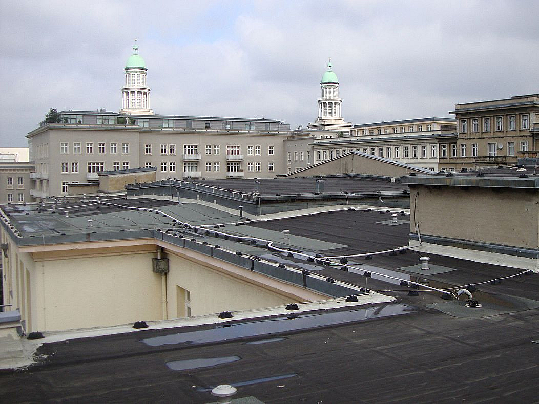 Blick über Dächer mit Teerpappe zu den Türmen am Frankfurter Tor