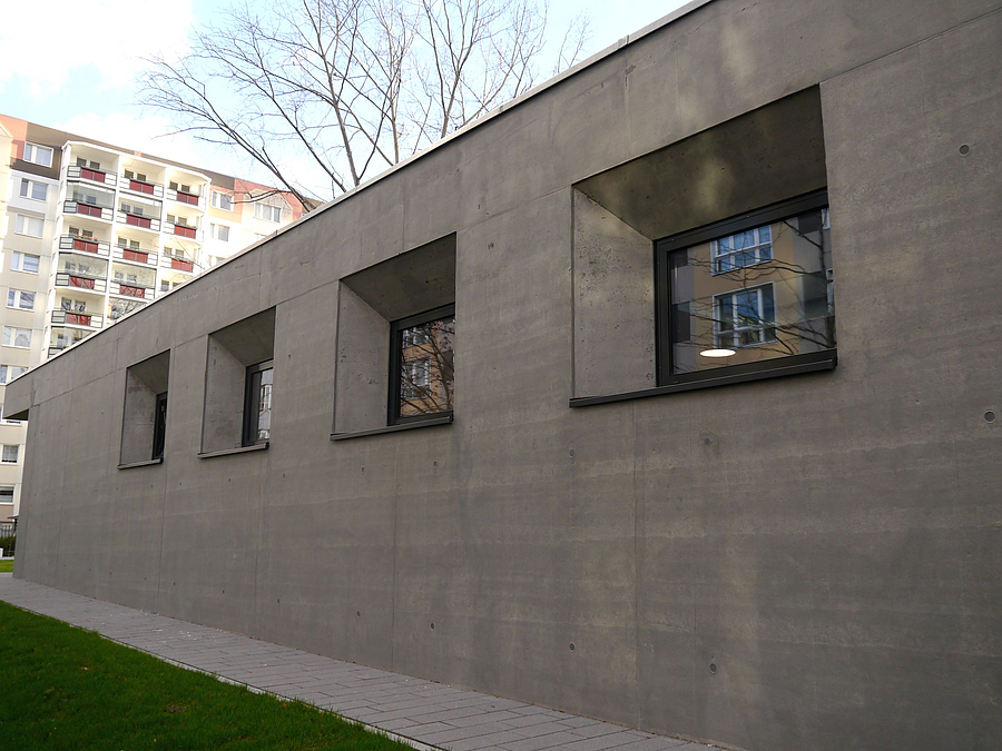 Graue Wand mit Streifen und 4 Fenstern